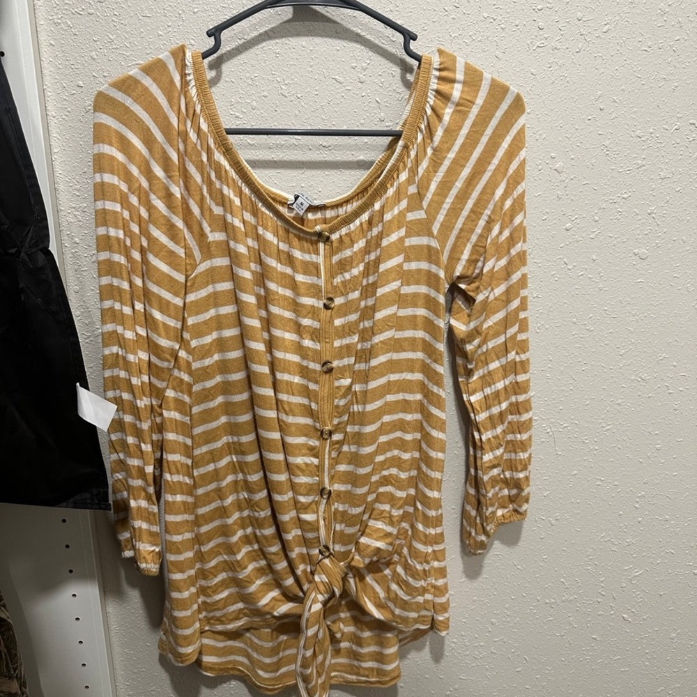 Woman’s off should button up